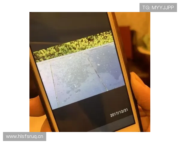 程语轩穿睡裤下楼买奶茶，手里拎的那个牌子把楼里阿姨都看懵了